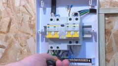 Подключение стабилизатора напряжения к распределительному щиту для защиты электрической сети