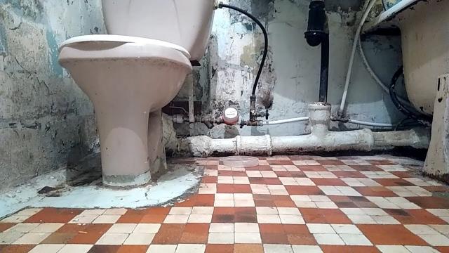 Монтаж труб в ванной и на кухне. Ужасы демонтажа чугунных канализационных труб - LALAMASTER.RU